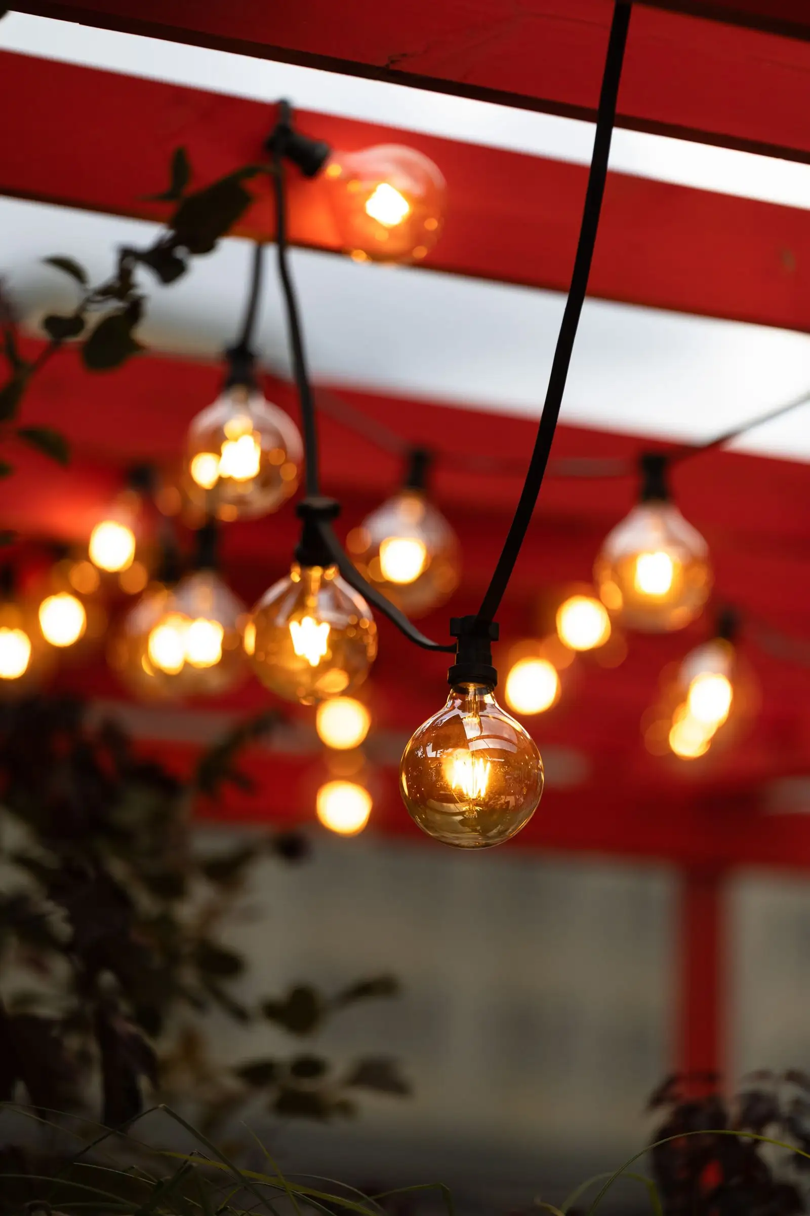 Guirlandes lumineuses d’ambiance au-dessus d’un espace de pop-up